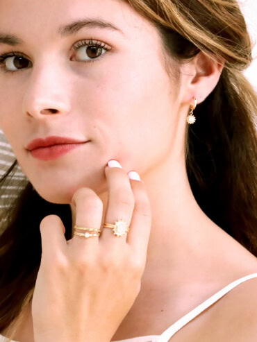 Boucles mini creoles marquise nacre detail
