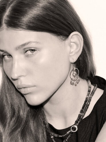 Boucles oreilles ANTHEA femme ambiance NB