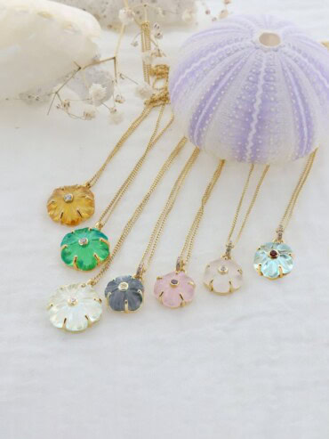 Collection de Bijoux iris. Collier fleur iris et Collier fleur Tiny. Pierres fines naturelles. Exemple : apatite, aigue-marine, labradorite et cristal