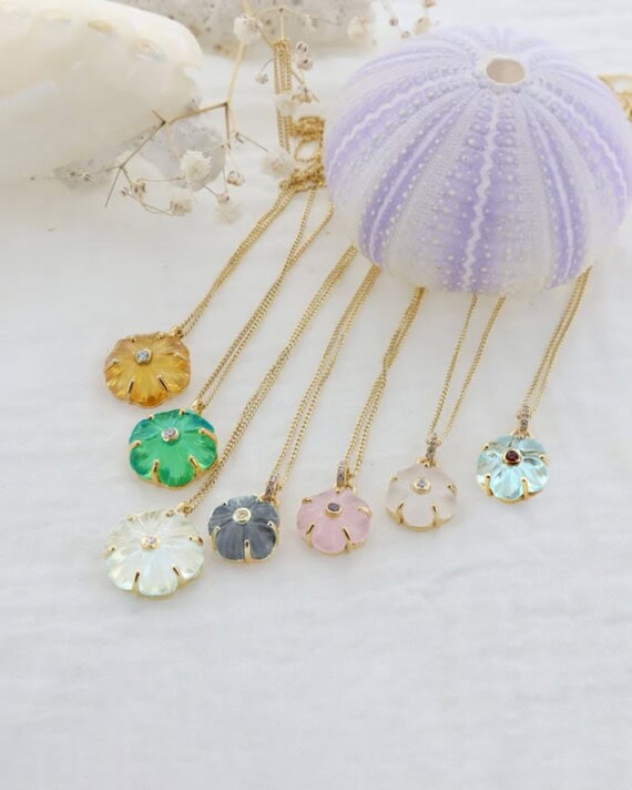Collection de Bijoux iris. Collier fleur iris et Collier fleur Tiny. Pierres fines naturelles. Exemple : apatite, aigue-marine, labradorite et cristal