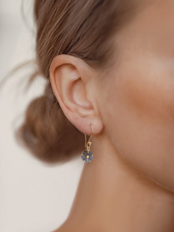Petites boucles d'oreilles fleurs labradorite femme