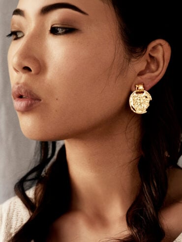 Boucles d'oreilles Jodhpur présentation médailles anciennes portées par une femme bohème chic
