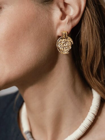 Boucles d'oreilles Jodhpur présentation médailles anciennes portées par une femme