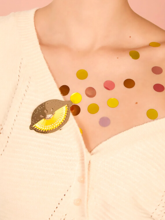 Broche citron brodée femme