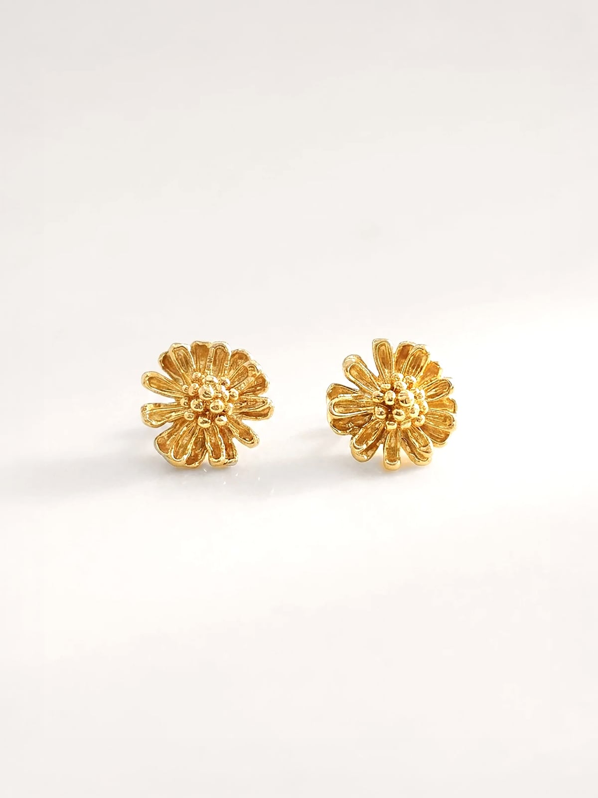 Boucles d'oreilles Marguerite Small 1 Boucles d'oreilles fleurs dorées marguerite Small