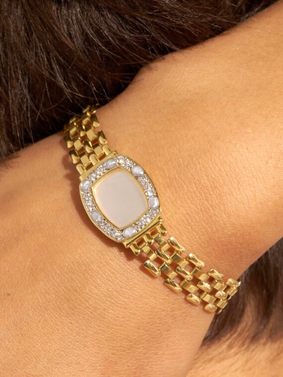 Bracelet ranee nacre blanche sur le poignet d'une femme