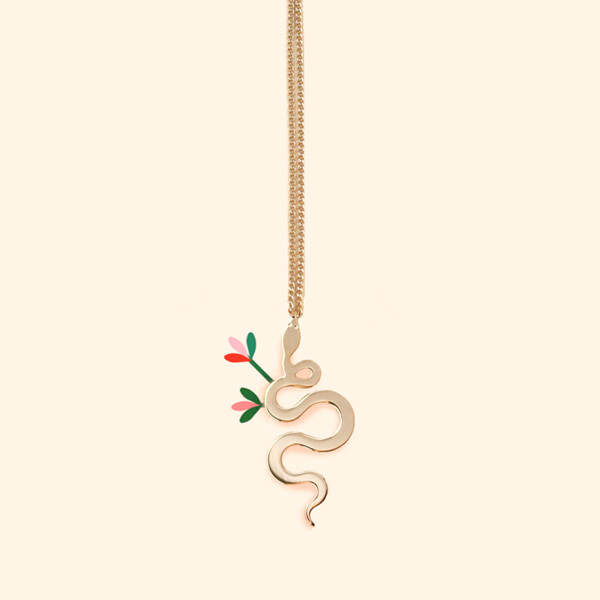 Collier motif serpent presentation