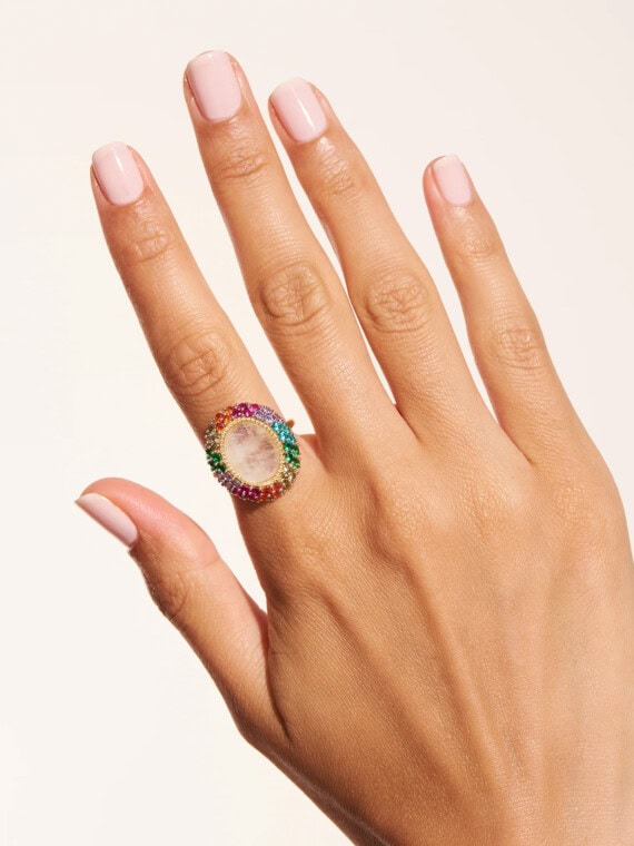 Bague mirage pierre de lune main femme