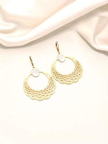 Boucles pendantes dorées dentelle Nacre