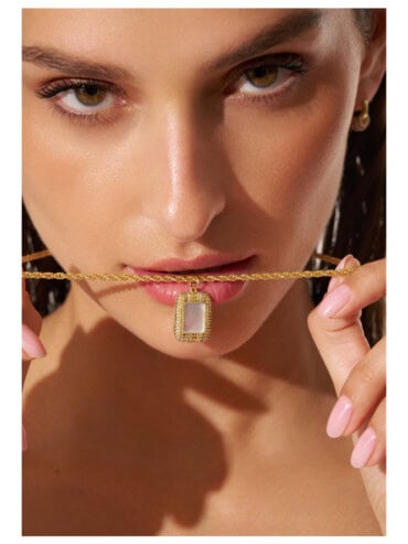 Collier karma nacre femme pres