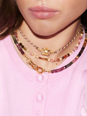 Collier confettis tourmalines et perles ainsi que le collier naele tourmalines, portés par une femme. zoom