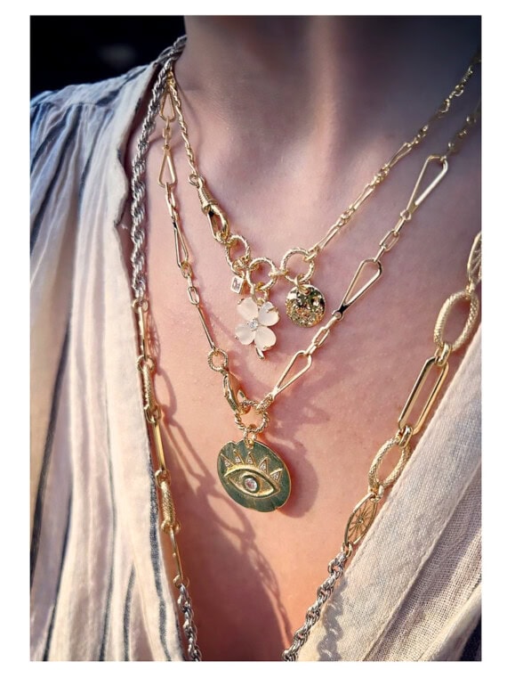 Collier trefle blanc et accumulation de colliers