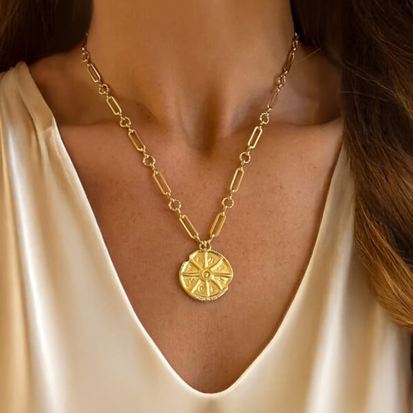 Collier médaille dorée roue CESAR femme
