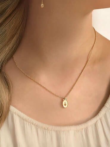 Petite collier fin paolina femme. Bijou doré