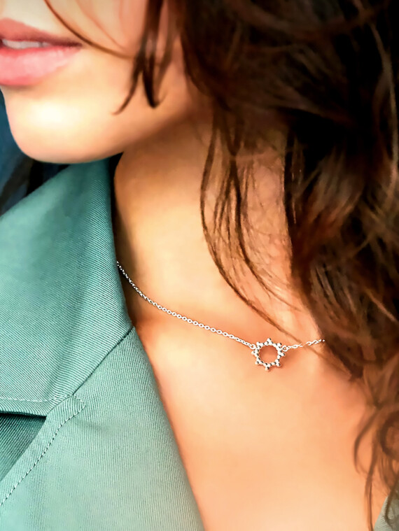 Petit collier espiegle soleil argent femme