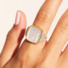 Bague Kara nacre main femme