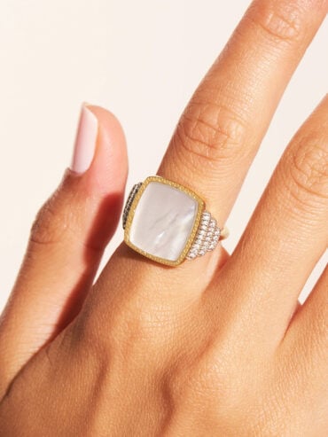 Bague Kara nacre main femme
