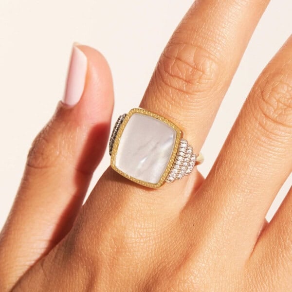 Bague Kara nacre main femme