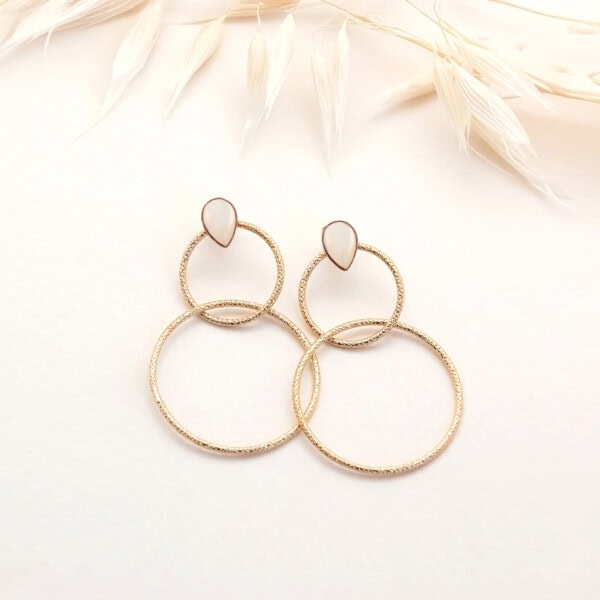 Boucles d'oreilles antigua nacre - boucles fantaisie pendantes anneaux dorés