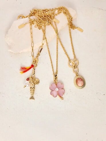 Collection de colliers et sautoirs. Sautoir poisson pompon et collier trefle calcedoine rose