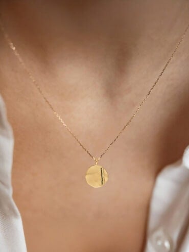 Collier médaille ligne noire zircons femme
