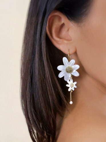 Boucles pendantes marguerite nacre - femme
