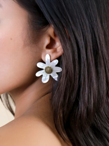 Grandes boucles puces marguerite en nacre blanche