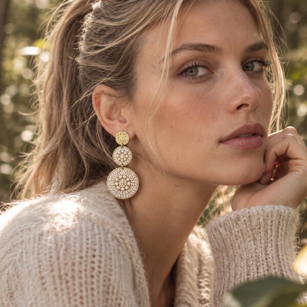 Boucles d'oreilles Santiago sable portées par une femme