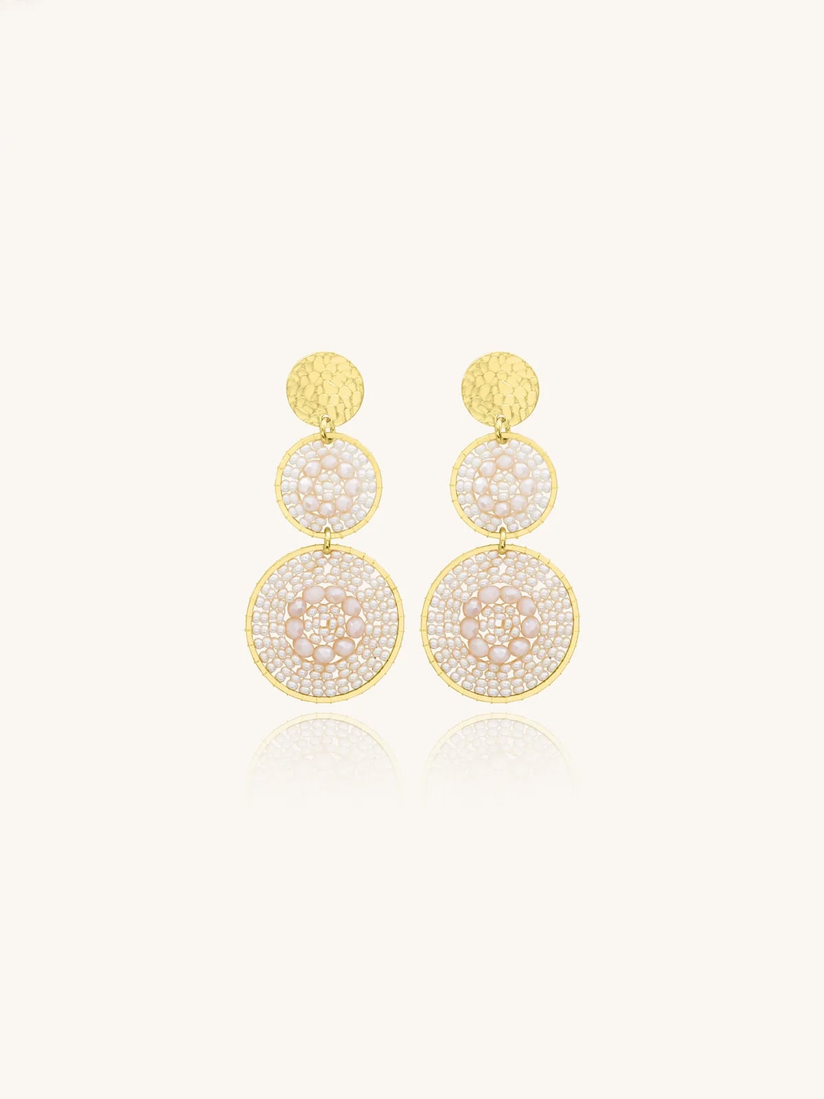 Boucles d'oreilles Santiago Sable 2 Boucles d'oreilles Santiago sable - présentation de ces boucles pendantes blanc ivoire.