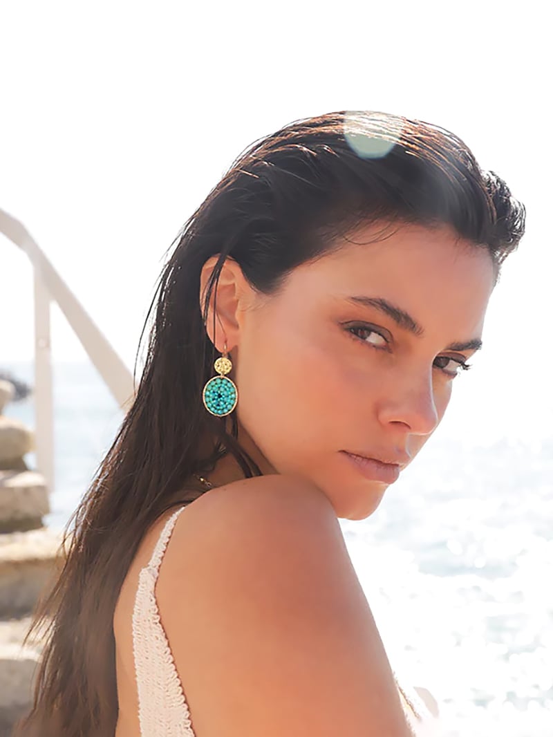 Boucles d'oreilles paradis crystalline portées par une femme. Bleu et doré