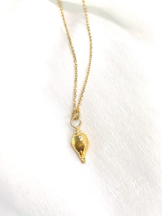 Collier coquillage plaque or - pendentif conche dorée - zoom