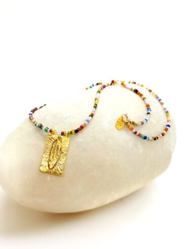 Collier mani persles multicolores et pendentif feuille d'olivier