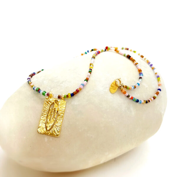 Collier mani persles multicolores et pendentif feuille d'olivier