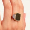 Bague kara obsidienne dorée main femme