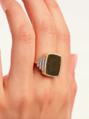Bague kara obsidienne dorée main femme