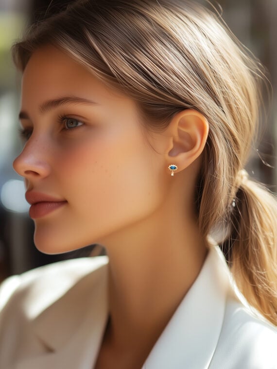 petites puces d'oreilles oeil bleu mataki femme