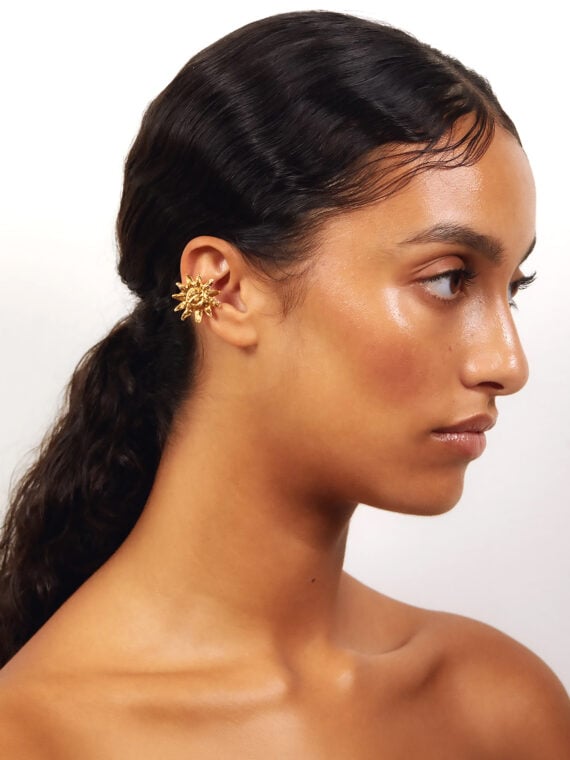 bague d’oreille Solel dorée portée - Élise Tsikis - bijou soleil femme
