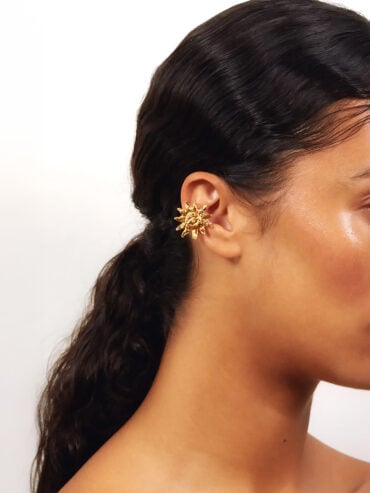 zoom sur la bague d’oreille Solel en forme de soleil doré - Élise Tsikis