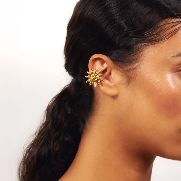 zoom sur la bague d’oreille Solel en forme de soleil doré - Élise Tsikis