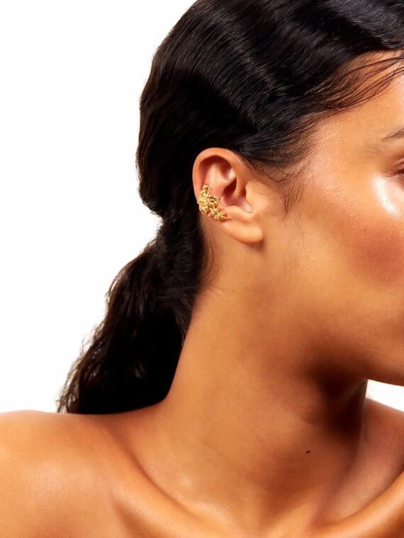 Bague d'oreille Stella dorée à l'or fin porté par une femme. Bijou fleur