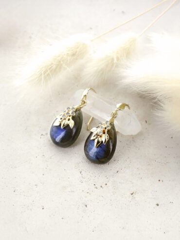 Boucles d'oreilles flora labradorite en détail