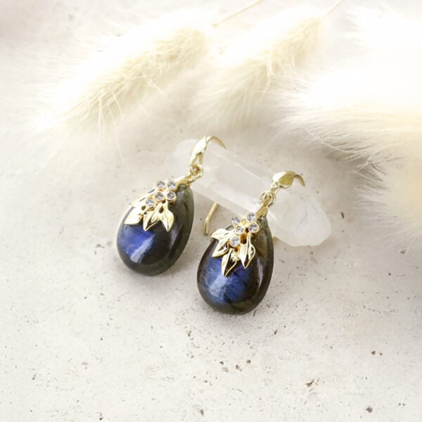 Boucles d'oreilles flora labradorite en détail