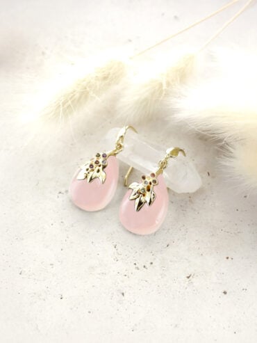 Boucles d'oreilles flora quartz rose en détail