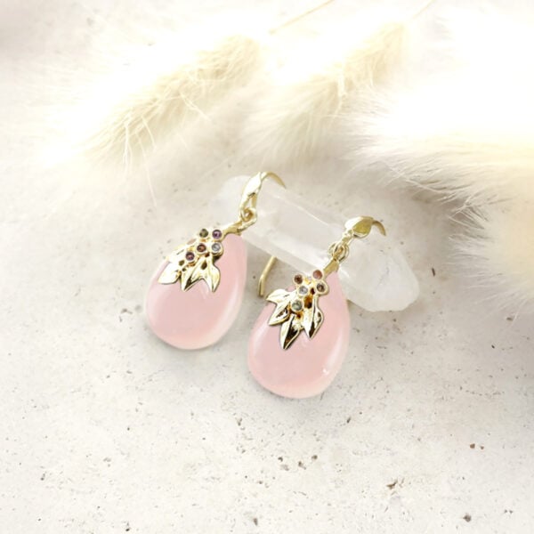 Boucles d'oreilles flora quartz rose en détail