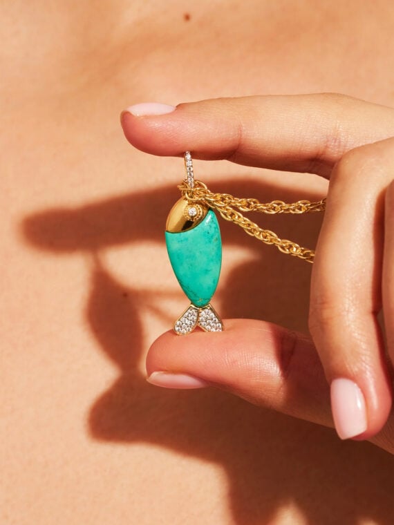 Sautoir Poisson Turquoise soleil sauvage - main femme