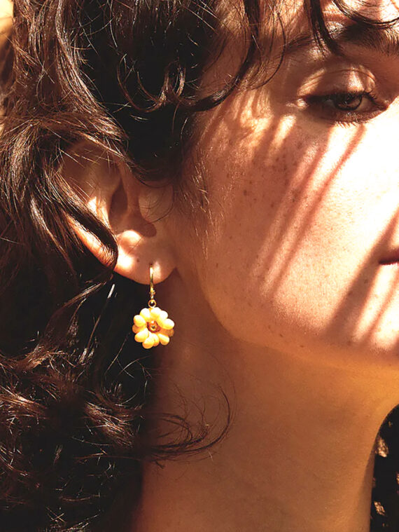 Boucle d'oreille à l'unité raphaël. Bijou doré et coquillages pour femme.
