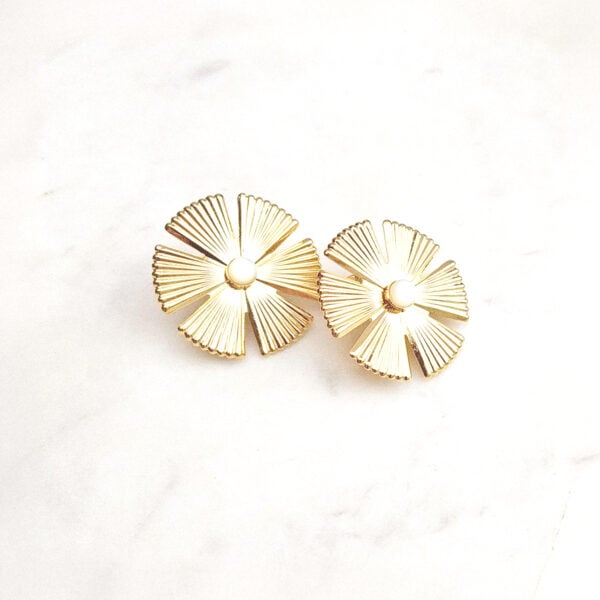 Boucles d'oreilles dorées sol nacre
