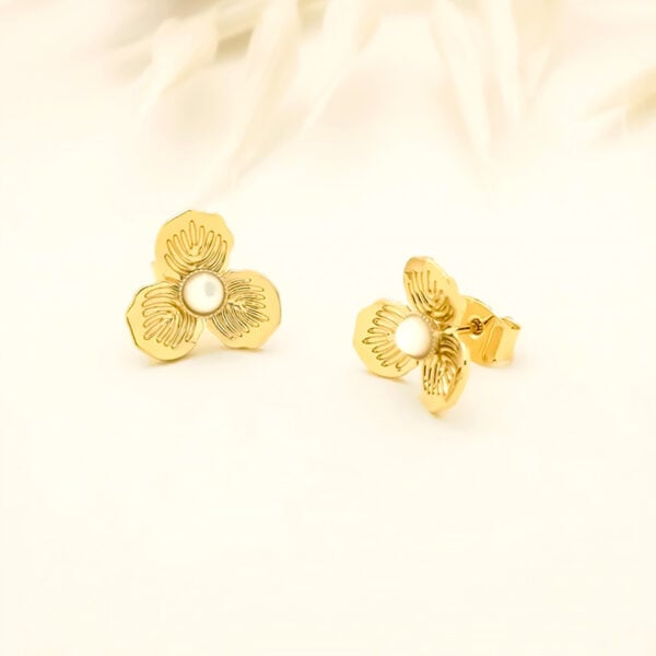Puces d'oreilles fleurs primavera nacre - bijoux dorés à l'or fin