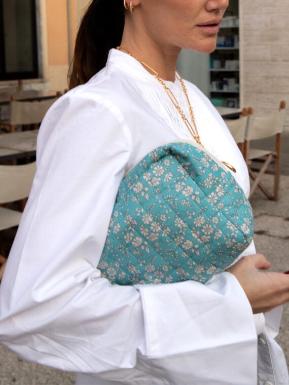 Grande trousse de toilette ELLA Bleu Azur portée par une femme