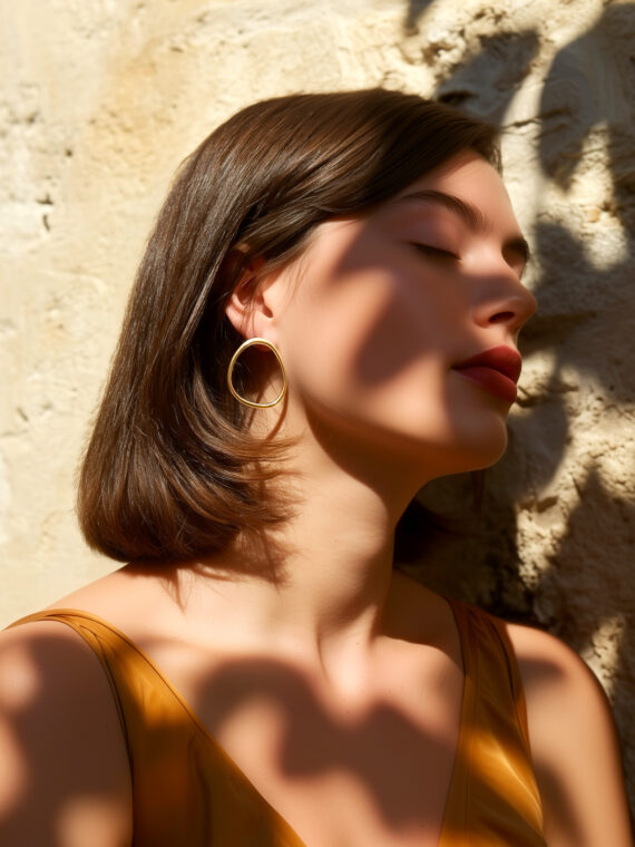 Créoles courbes lyre - Créoles en plaqué or, élégantes, portées par une femme